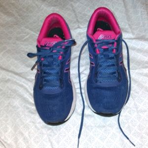 ASICS tennis shoe size 10